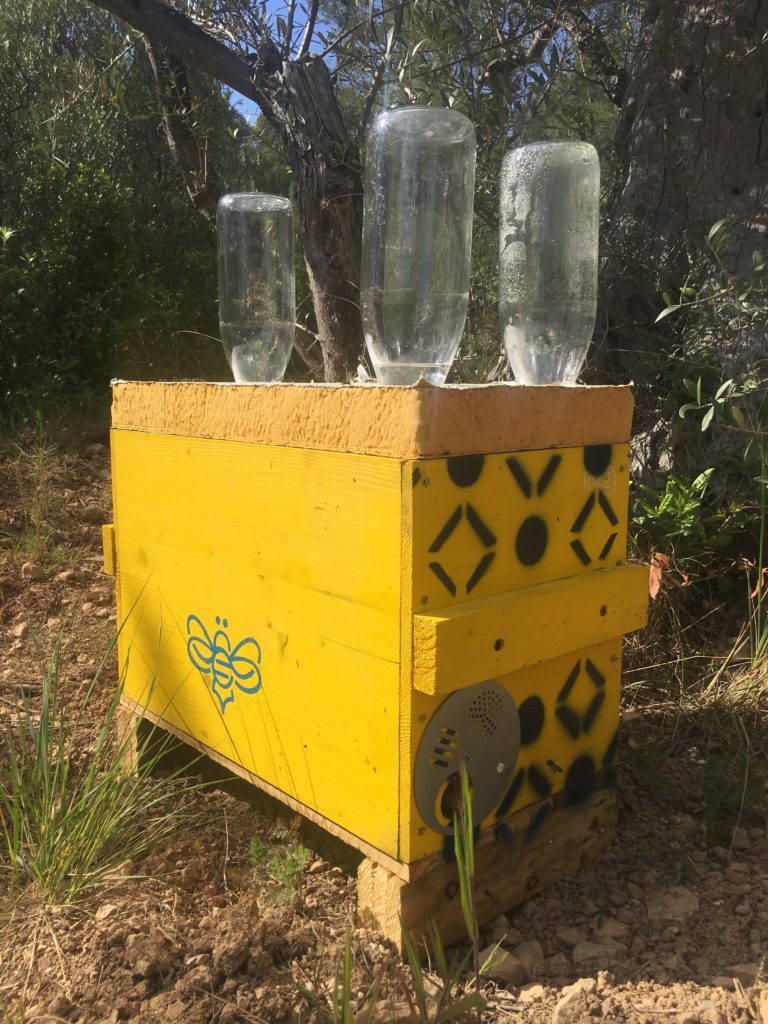 Une alternative au nourrisseurs de ruche du commerce. Faites les vous même avec des bouteilles de jus de fruits